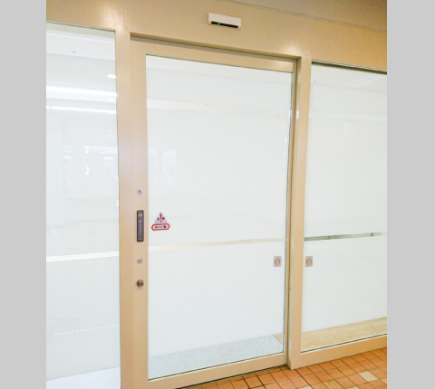 自動ドアにすることで、バリアフリーに対応することができました。