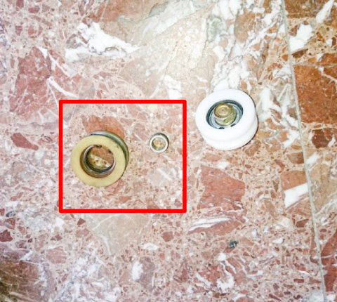 ベアリングが破損していたため、戸車が回っておりませんでした。