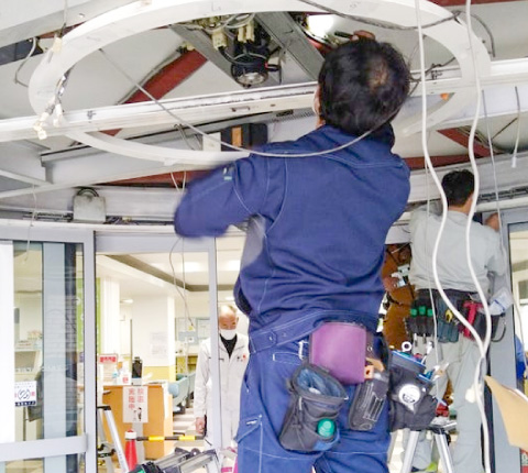 700キロ程ある回転ドアを取り外しています。