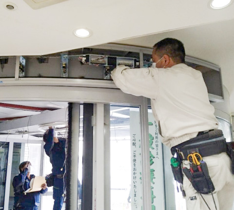 円形の自動ドアを組み込んでいきます。