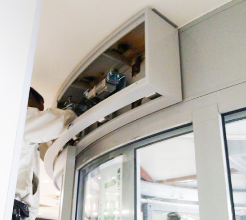 外付けの自動ドア装置を付けます。